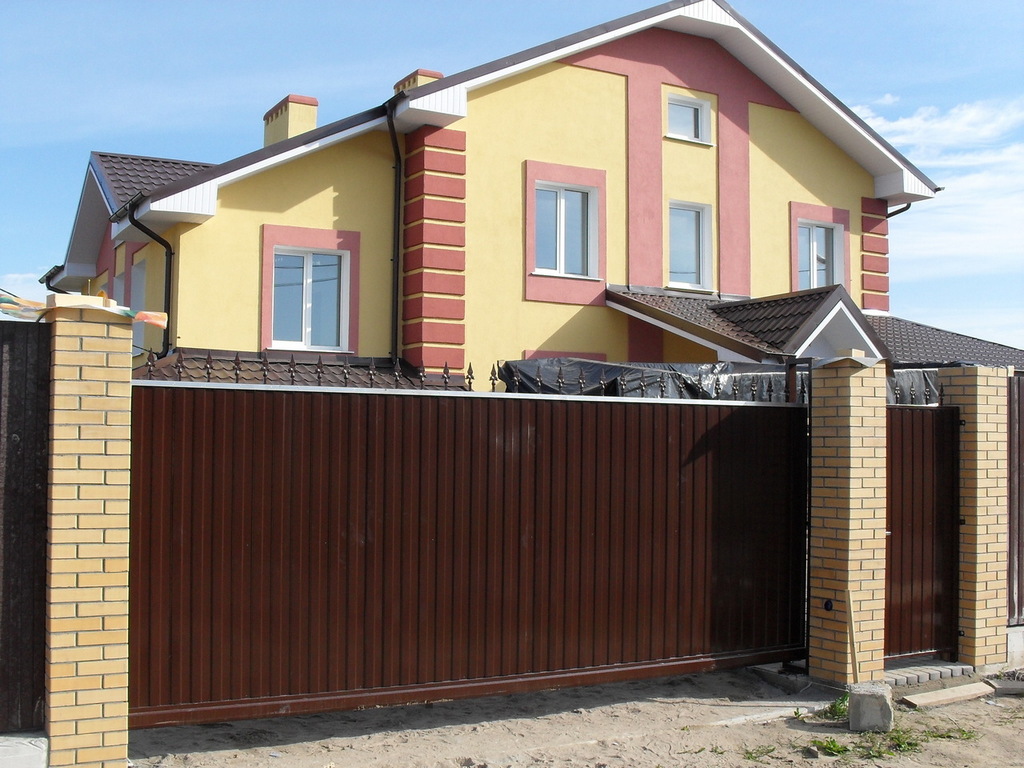 Откатные ворота из профнастила в Тюмени